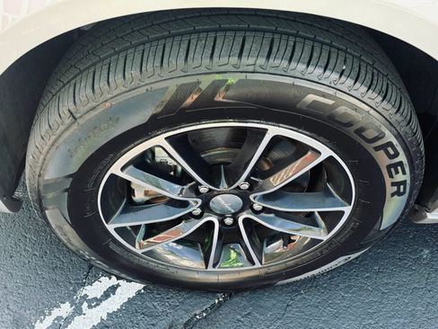 Used 2018 Dodge Grand Caravan SE FWD image 4