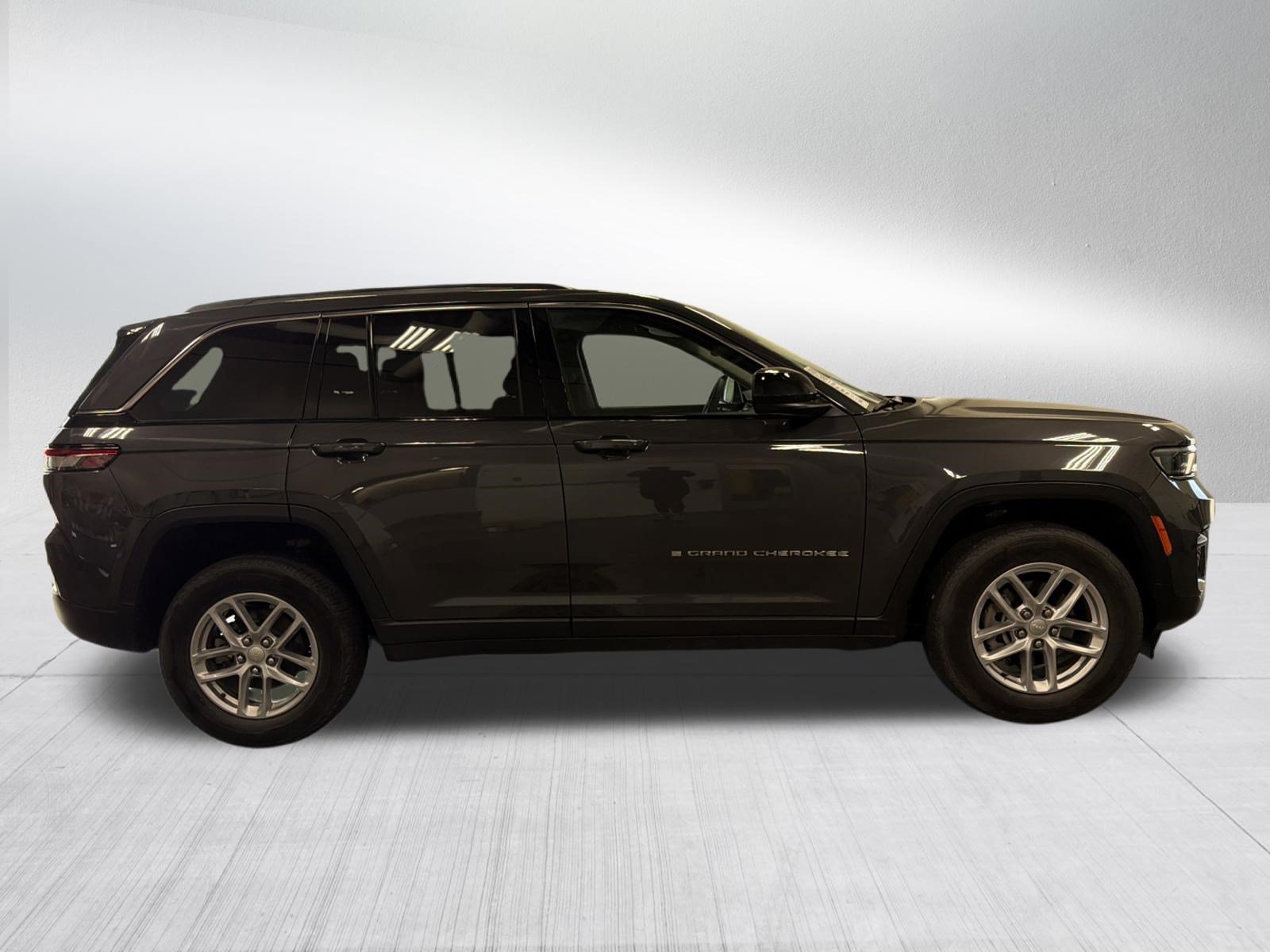 Used 2023 Jeep Grand Cherokee Laredo AWD/4WD image 8