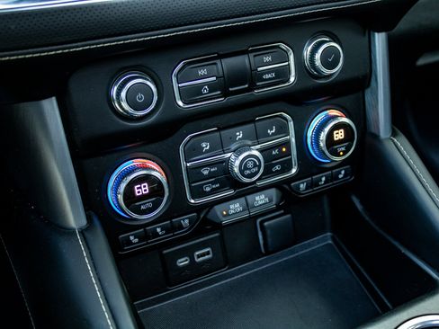 Used 2022 GMC Yukon XL SLT w/ SLT Premium Package image 35