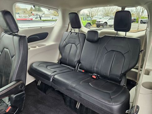 Used 2018 Chrysler Pacifica Touring-L image 26
