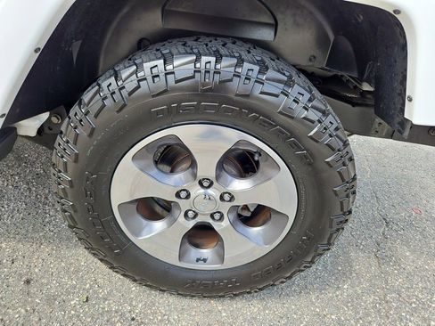 Used 2018 Jeep Wrangler Unlimited Sahara w/ Connectivity Group image 26