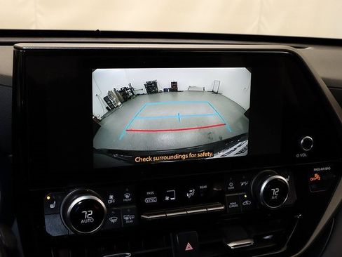 Used 2023 Toyota Highlander XLE image 18