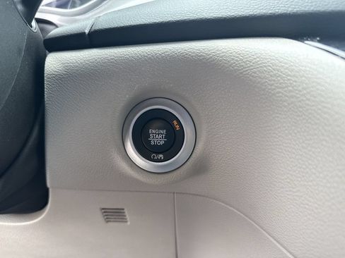 Used 2024 Chrysler Pacifica Touring-L FWD image 18