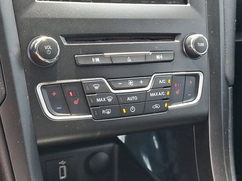 Used 2018 Ford Fusion SE w/ Equipment Group 201A FWD image 16
