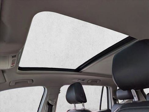 Used 2018 Volkswagen Tiguan SE w/ Panoramic Sunroof Package image 16