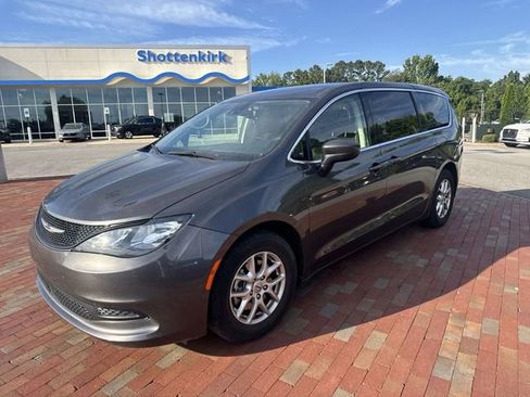 Used 2023 Chrysler Voyager LX FWD image 4