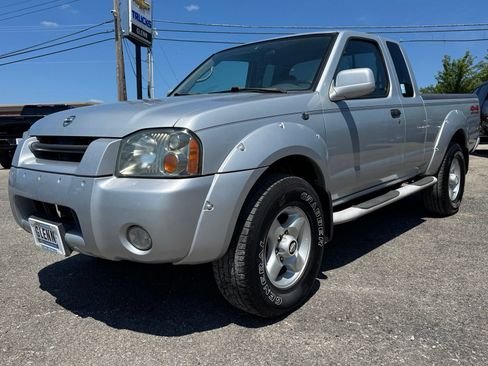Used 2002 Nissan Frontier SE AWD/4WD image 2