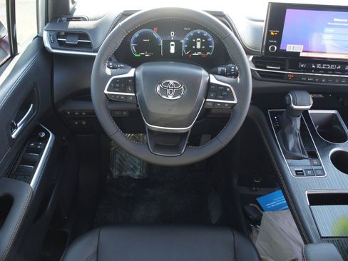 Used 2025 Toyota Sienna XLE Woodland Edition image 5