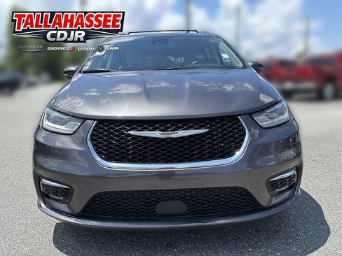 Used 2021 Chrysler Pacifica Touring-L FWD image 9