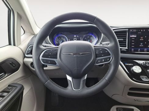 Used 2023 Chrysler Pacifica Touring-L FWD image 12