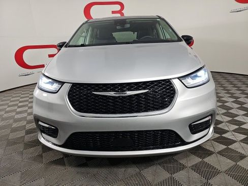 Certified 2024 Chrysler Pacifica Limited image 2