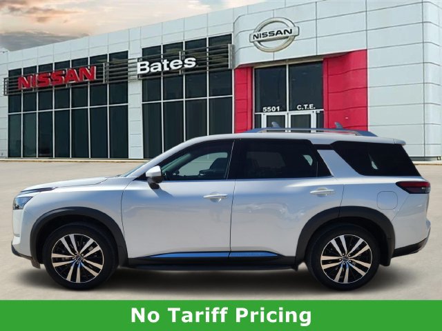 Used 2025 Nissan Pathfinder Platinum FWD image 3