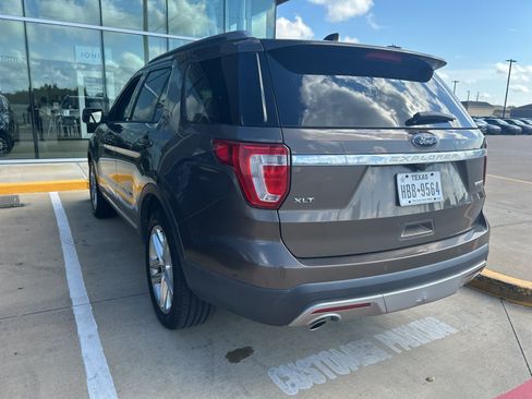 Used 2016 Ford Explorer XLT w/ Equipment Group 202A FWD image 2