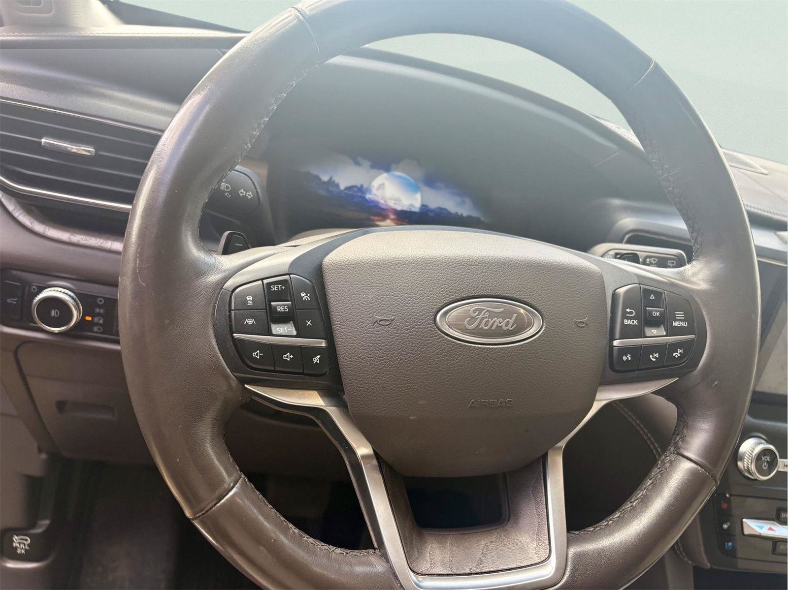 Used 2020 Ford Explorer Platinum w/ Premium Technology Package AWD/4WD image 17