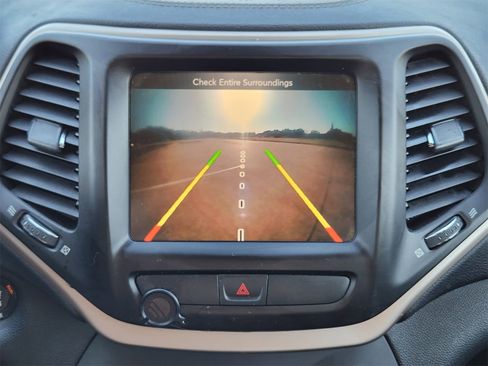 Used 2016 Jeep Cherokee Latitude w/ Comfort/Convenience Group image 27