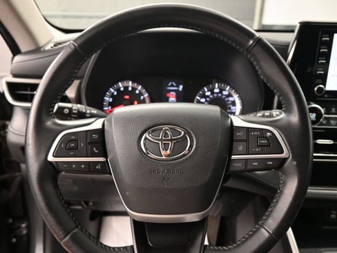Certified 2022 Toyota Highlander LE image 11