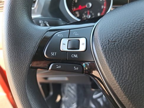 Used 2018 Volkswagen Tiguan S image 18