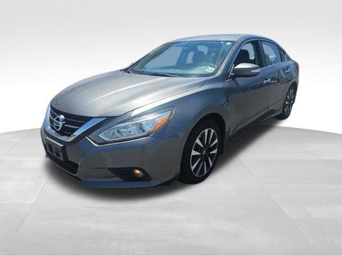 Used 2017 Nissan Altima 2.5 SV w/ Convenience Package FWD image 4