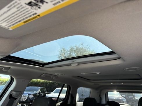 Certified 2022 GMC Acadia SLE w/ Driver Convenience Package image 13