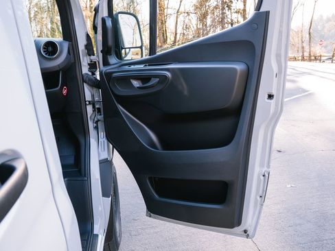 Used 2025 Mercedes-Benz Sprinter 2500 image 25