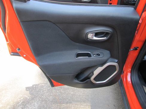 Used 2015 Jeep Renegade Latitude AWD/4WD image 27