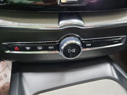 Used 2025 Volvo XC60 B5 Plus image 32