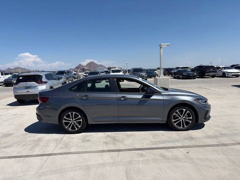 Used 2025 Volkswagen Jetta Sport FWD image 3