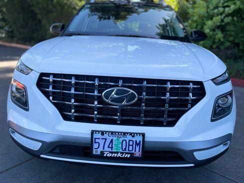 Used 2024 Hyundai Venue Limited FWD image 8