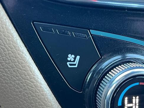 Used 2023 Chevrolet Equinox Premier image 27