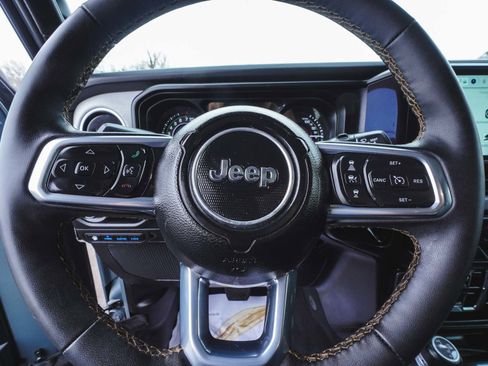 Used 2024 Jeep Wrangler Unlimited Sahara image 25