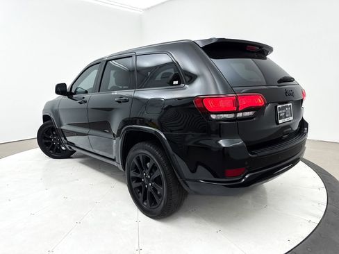 Used 2018 Jeep Grand Cherokee Altitude image 2