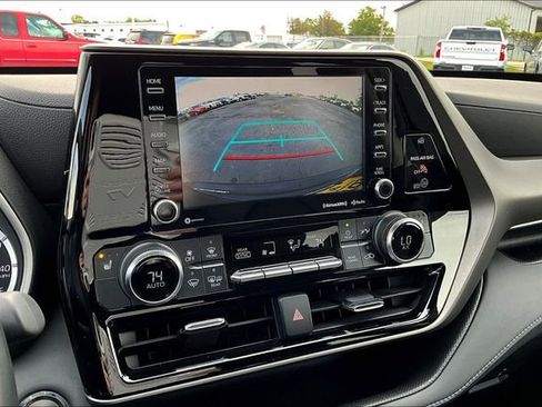 Used 2022 Toyota Highlander XLE AWD/4WD image 14