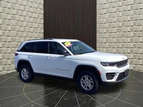 Certified 2023 Jeep Grand Cherokee Laredo AWD/4WD image 2