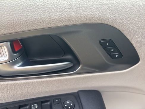 Used 2023 Chrysler Pacifica Touring-L image 22