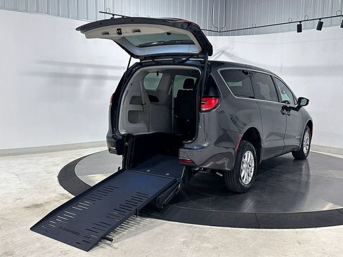 Used 2023 Chrysler Pacifica Touring-L FWD image 44