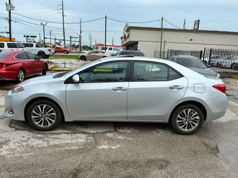 Used 2017 Toyota Corolla XLE w/ Carpet Mat Package (TMS) FWD image 3