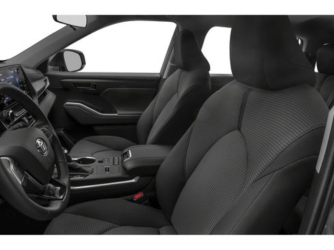 Used 2021 Toyota Highlander LE FWD image 6