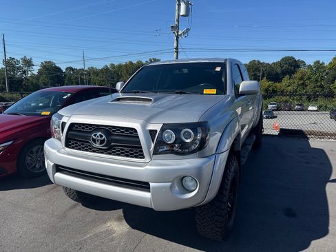 Used 2011 Toyota Tacoma 4x4 Access Cab V6 w/ TRD Sport Pkg image 2