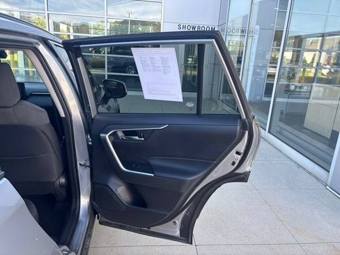 Used 2020 Toyota RAV4 XLE AWD/4WD image 32
