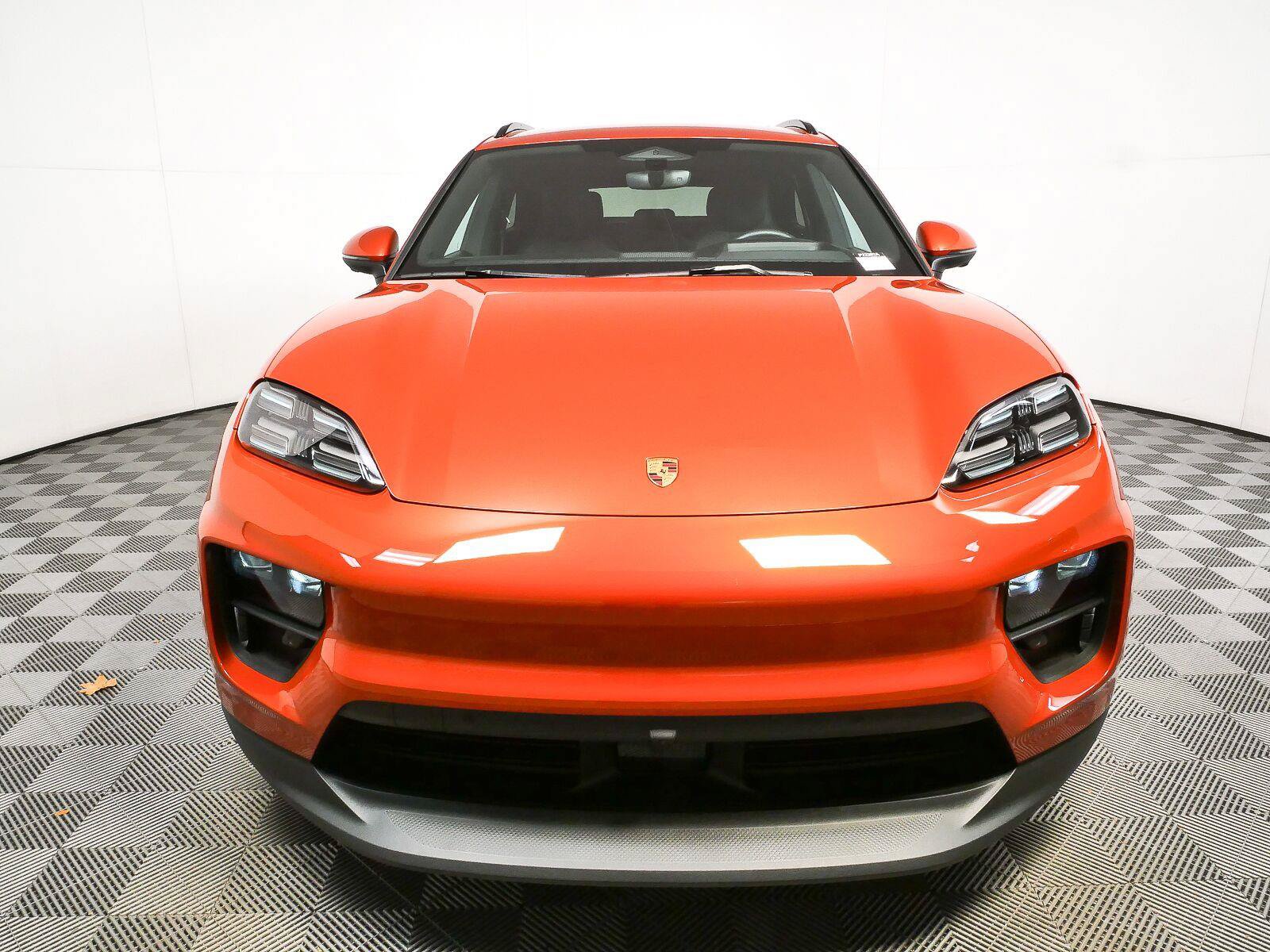 Certified 2025 Porsche Macan 4S Electric AWD/4WD image 35