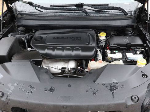 Used 2019 Jeep Cherokee Latitude Plus w/ Cold Weather Group FWD image 18