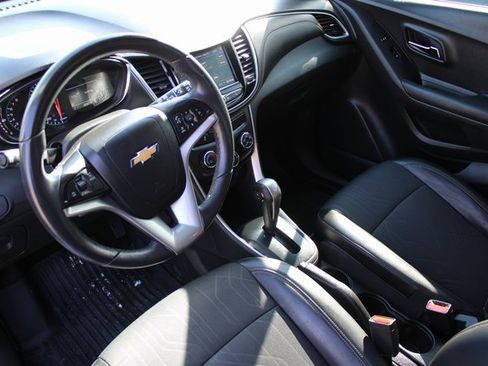 Used 2022 Chevrolet Trax LT w/ LT Convenience Package image 2