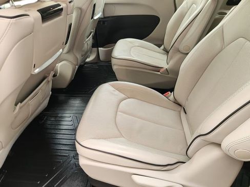 Used 2020 Chrysler Pacifica Limited w/ Advanced Safetytec Group image 27