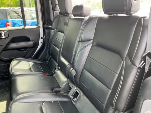 Used 2020 Jeep Gladiator Overland AWD/4WD image 13