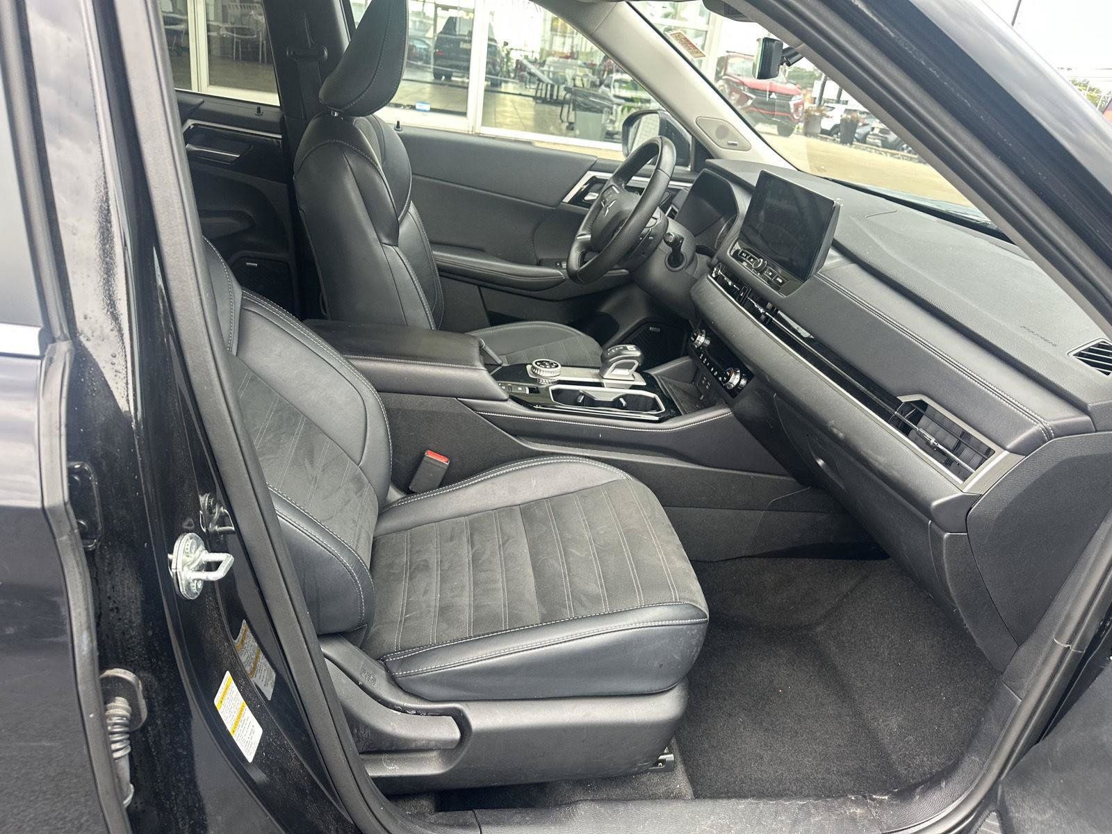 Used 2025 Mitsubishi Outlander AWD image 21