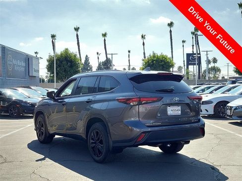 Used 2024 Toyota Highlander XLE AWD/4WD image 2