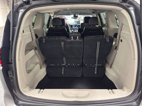 Used 2023 Chrysler Pacifica Touring-L FWD image 44