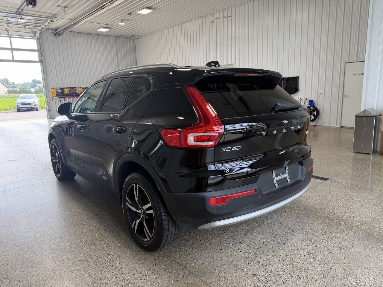 Used 2023 Volvo XC40 B4 Core FWD image 3