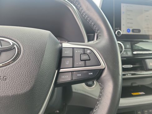 Used 2024 Toyota Highlander XLE FWD image 21