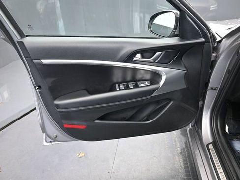 Used 2025 Genesis G70 2.5T image 17